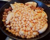 Foto del paso 5 de la receta: Calamarçets i butifarra amb mongetes (chipirones y botifarra con judías)