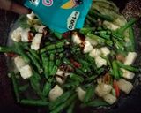 Foto langkah ke 3 dari resep Tumis kacang panjang pakai kecap.