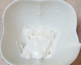 A picture of step 1 of Medhu pakoda.