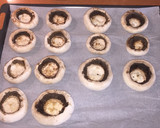 Foto del paso 1 de la receta: Champiñones rellenos con huevos de codorniz al horno