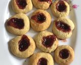 A picture of step 5 of Strawberry jam cookies.
