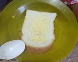 Foto langkah ke 2 dari resep Roti bakar coklat strawberry.