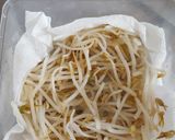 A picture of step 4 of Bean Sprout Salad.
