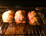Foto del paso 2 de la receta: Tostadas con bechamel de queso azul y jamón dulce 