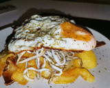 Foto del paso 5 de la receta: Patatas al ajo cabañil con gulas y huevo frito