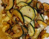 Foto del passaggio 2 della ricetta Donuts salati di zucchine e patate