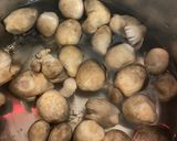 Hình bước làm 1 của món Cháo cá lóc mix đậu lăng xanh đỏ 😅