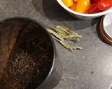 Une image de l'étape 1 de Pickles de tomates cerise au thé noir fruits de la passion et à la sauge.