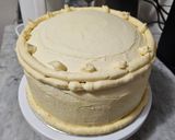 Foto del paso 35 de la receta: Memory Cake de Vainilla, Dulce de Leche y Buttercream de Chocolate Blanco (Torta de cumpleaños)