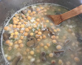 Foto del paso 7 de la receta: Sopa-guiso de garbanzos arvejas y champiñones