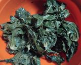 Foto langkah ke 1 dari resep Tumis Daun Singkong Terasi Pedas.