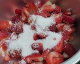 Foto langkah ke 3 dari resep Homemade Strawberry Jam 🍓.