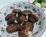 跟女兒一起瘦:健康減重瘦身烤香菇/香煎豬肉捲的食譜步驟1照片