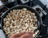 A picture of step 1 of Masala makhana.