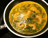 Foto del paso 5 de la receta: Tortilla de trigueros con gambas rojas