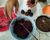 Foto langkah ke 5 dari resep Bola Cokelat - Daur Ulang Kue Tart.