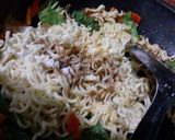 Foto langkah ke 8 dari resep Mie Telur/Mie Kuning Goreng Pedas Non MSG (Aman Untuk Ibu Hamil).