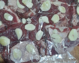 Foto del paso 3 de la receta: Vacío al ajo con ensalada de perejil ajo y manzana 🍏 verde