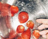 Foto langkah ke 1 dari resep Strawberry korean milk.