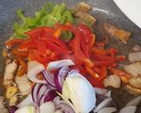 Foto del paso 2 de la receta: Fideos con panceta frita en salsa de cacahuete