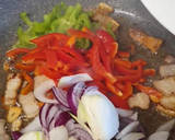 Foto del paso 2 de la receta: Fideos con panceta frita en salsa de cacahuete