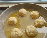 Foto langkah ke 8 dari resep Kentang Mozzarela Bulat.