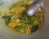 A picture of step 2 of Matar poha.