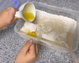 Hình bước làm 1 của món Pizza tôm và xúc xích phô mai 🧀