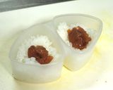 A picture of step 3 of Sauteed rice ball, with oil and soy sauce.