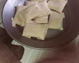 A picture of step 3 of Martabak telur kulit pangsit.
