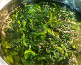 Foto del paso 1 de la receta: Muslitos de pollo en salsa cremosa de acelgas 🍗🥣🥬