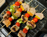 Foto del paso 2 de la receta: Brochetas de solomillo de cerdo con verduras