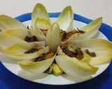 Foto del paso 5 de la receta Ensalada de barquitas de endibia con abrazo marino de wakame y mejillones