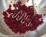 Hình bước làm 1 của món Bánh củ dền, bắp, gạo lức, hạt quinoa, phô mai và trứng fritters