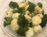 Foto del paso 5 de la receta: Gratín de brócolis y coliflor en salsa de atún