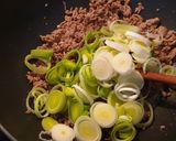 Póréhagymás-pirított hús nudlival recept fázis 2 fotója