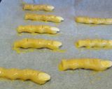 Foto del paso 5 de la receta: Dedos de bruja y mano de lobo para Halloween
