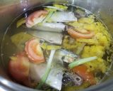 Hình bước làm 2 của món Canh cá chỉ vàng nấu thơm, cà chua