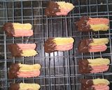 Foto langkah ke 6 dari resep Semprit Celup Coklat.