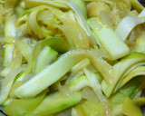 Foto del paso 5 de la receta: Tallarines de calabacín con reducción de salsa de soja y manzana