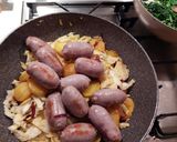 Foto del passaggio 6 della ricetta Salsicce, verze e patate