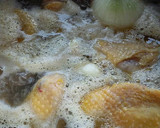 Foto del paso 1 de la receta: Caldo de pollo con epazote