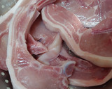 Foto del paso 4 de la receta: Chuletas de lechón con ajos tiernos, verduras y miel
