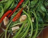 รูปขั้นตอนการทำที่ 2 ของ "ผักโขมผัดน้ำมันหอย" Stir Fried Amaranth with Oyster Sauce 🌿🌶