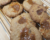 Foto del paso 4 de la receta: Galletas con dulce de leche y pepitas de chocolate
