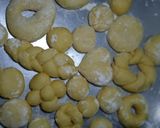 Foto langkah ke 3 dari resep Donat kampung tanpa mikser cemilan keluarga.