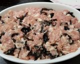 A picture of step 3 of Chinese steamed pork patty with salted fish 咸魚蒸肉餅.