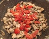 Selymes paradicsomos-gombás csirkeragu recept fázis 3 fotója