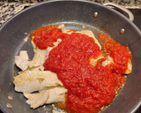 Foto del paso 7 de la receta: Merluza en salsa de tomate y verduras con queso