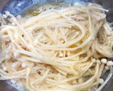 Foto langkah ke 2 dari resep Jamur enoki crispy.